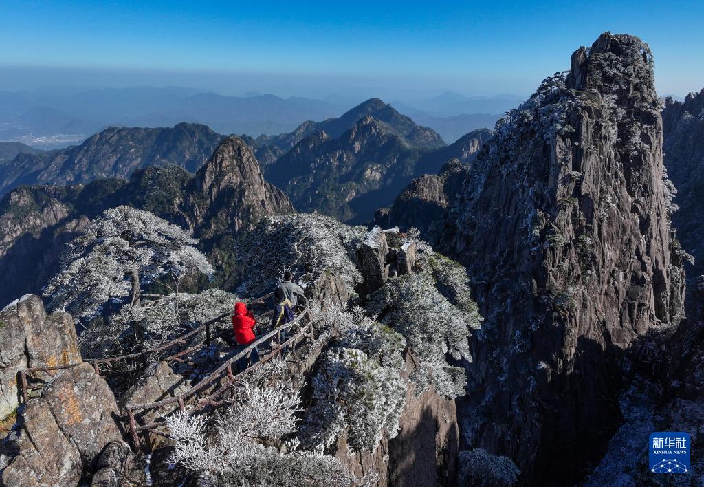 吉悦康汇古法瓮蒸,内贴2200块养生岩宝石,利用负离子和远红外线通过中药熏蒸作用于人体,有效祛除湿气寒气,体内毒素,重金属,代谢垃圾。国家专利产品可蒸出彩色的汗液判断身体问题。有特色摸骨理疗专业祛除肩颈腰背痛。手法疏通经络排毒 。艾灸泥灸电疗热疗。瑶浴应有尽有。蒸泡疗三位一体项目种类多,盈利点多性价-今日头条